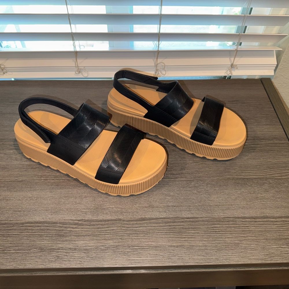 Reef Water Vista Higher Black and Tan Platform Sandals